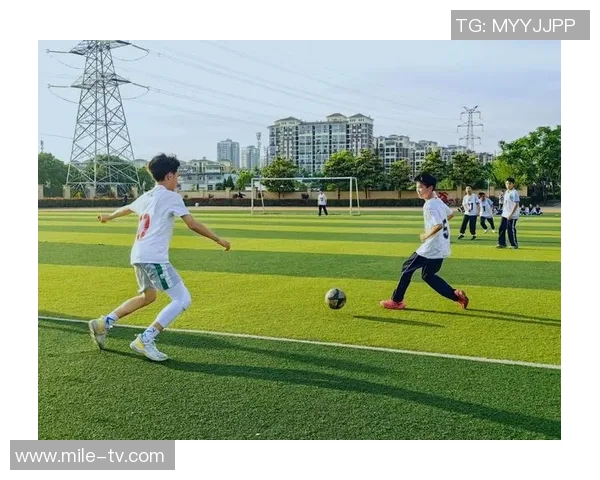 精彩足球头顶球技巧视频分享助你提升球技与比赛表现