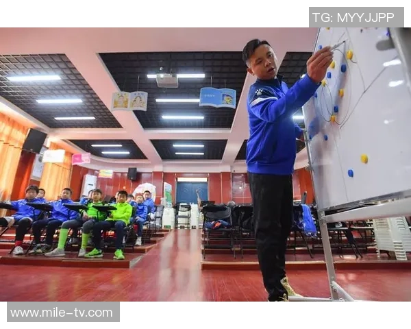 爱丝aiss足球:探索足球的魅力与激情,感受团队协作的力量与梦想 爱丝aiss足球:探索足球的魅力与激情,感受团队协作的力量与梦想